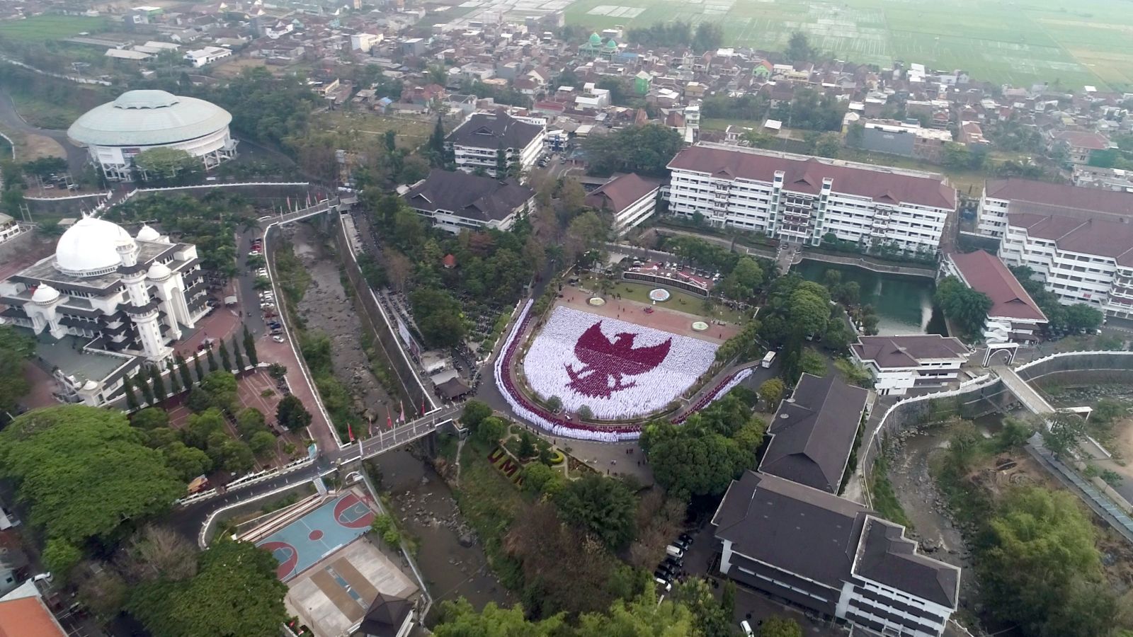 GARUDA: Mahasiswa baru UMM membentuk formasi Garuda usai mengikuti upacara pembukaan Pesmaba di Heliped